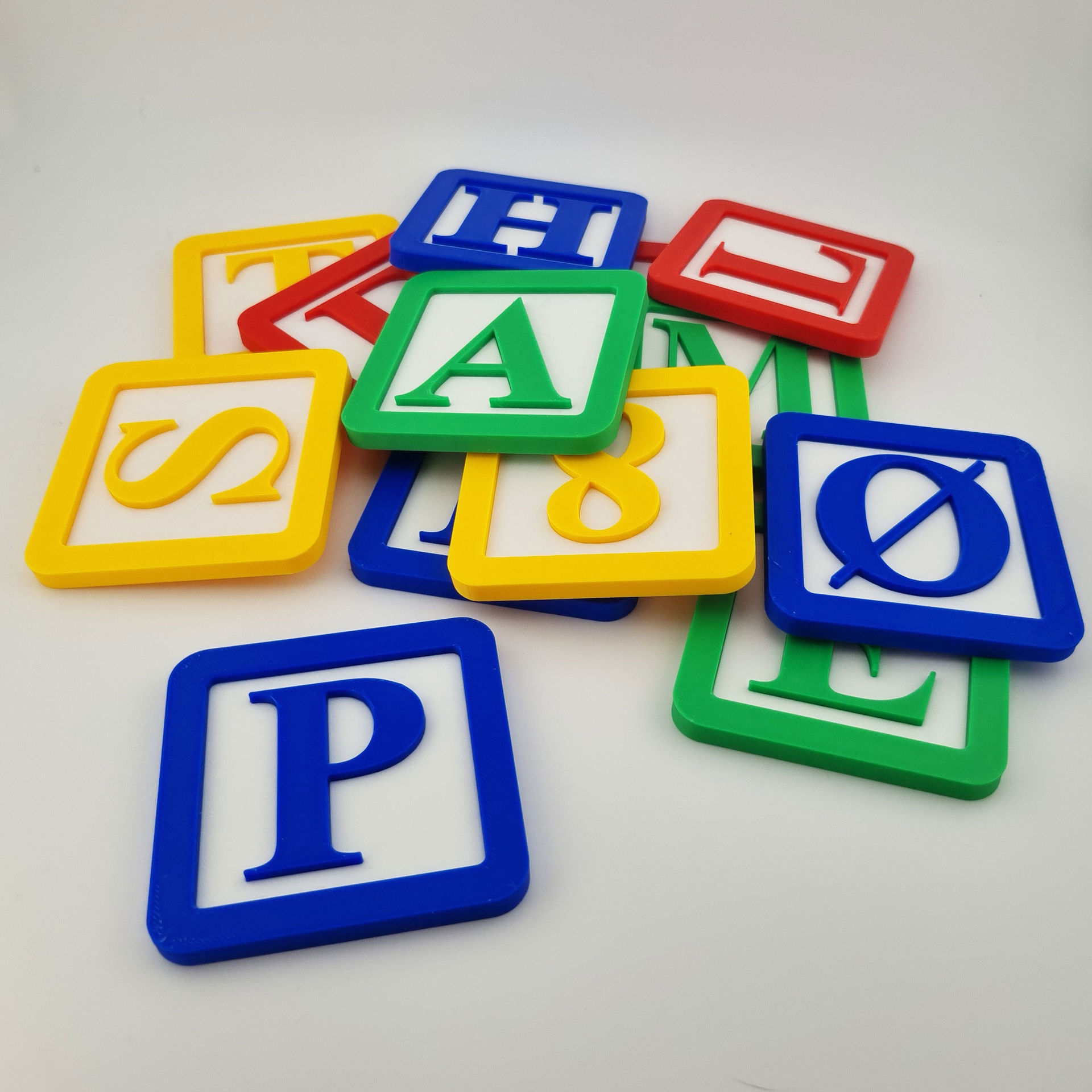 Farverige 3D printede bogstavplader i hele alfabetet A-Å