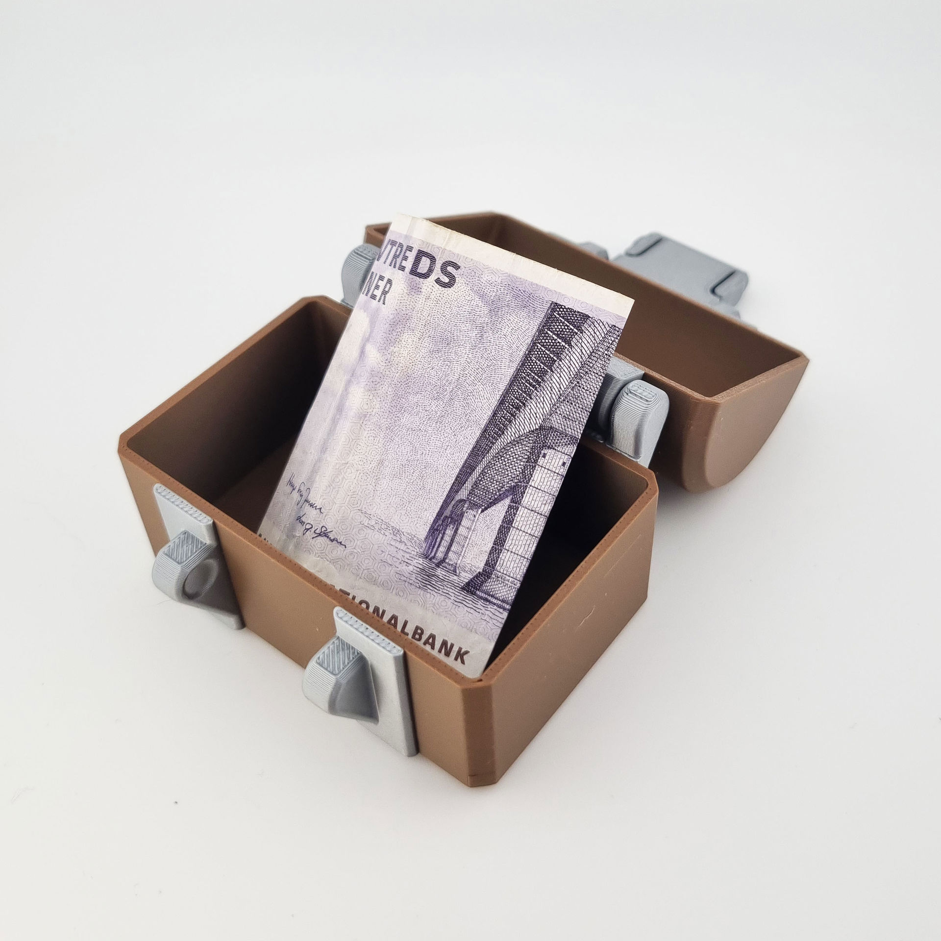 Åben skattekiste med pengeseddel indeni