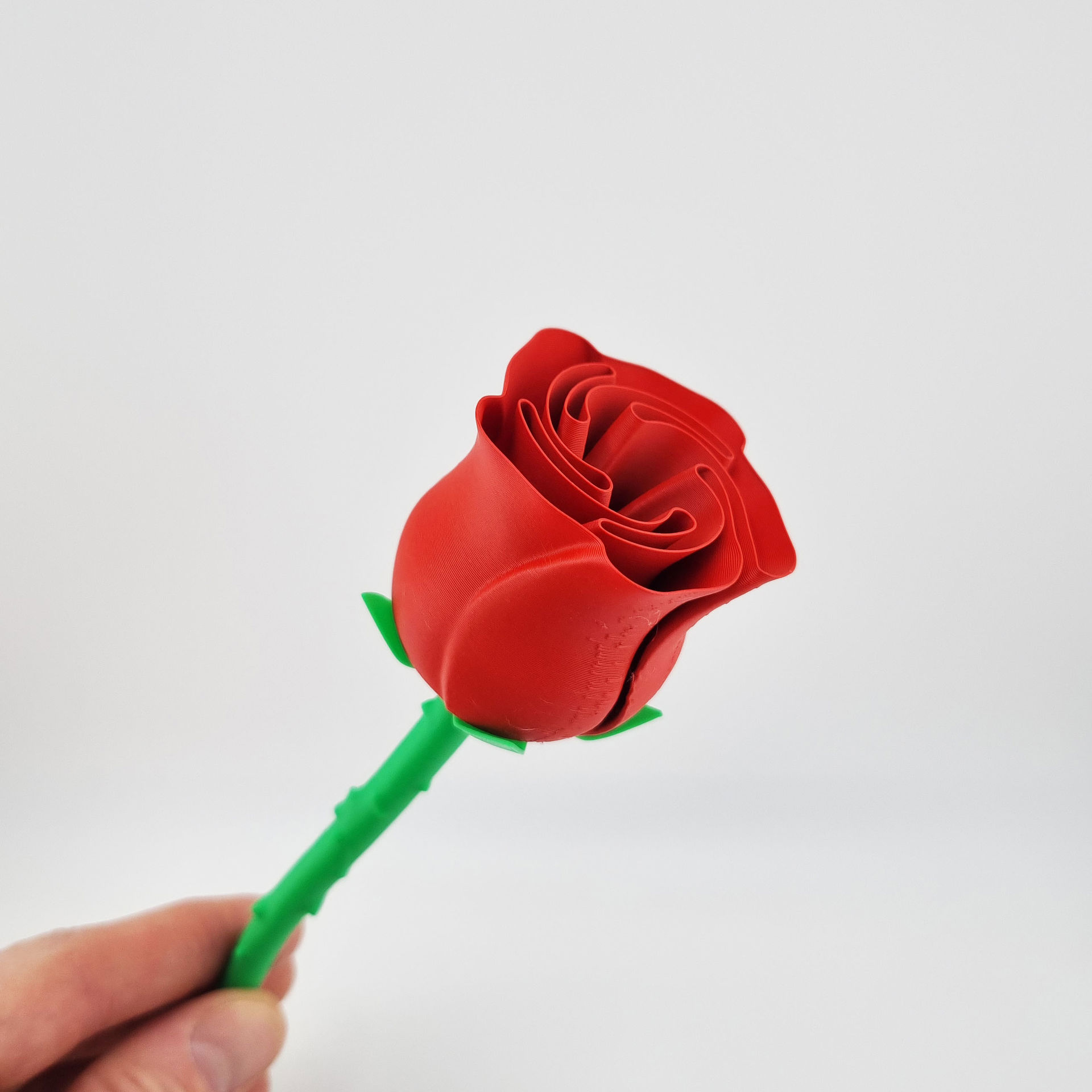 3D printet evighedsrose i rød med grøn stilk