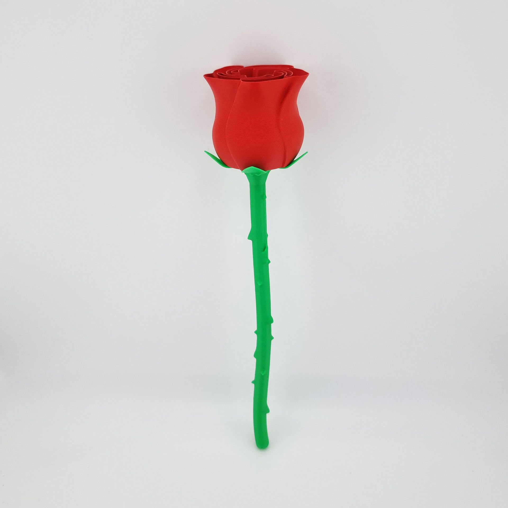 3D printet evighedsrose i rød med grøn stilk