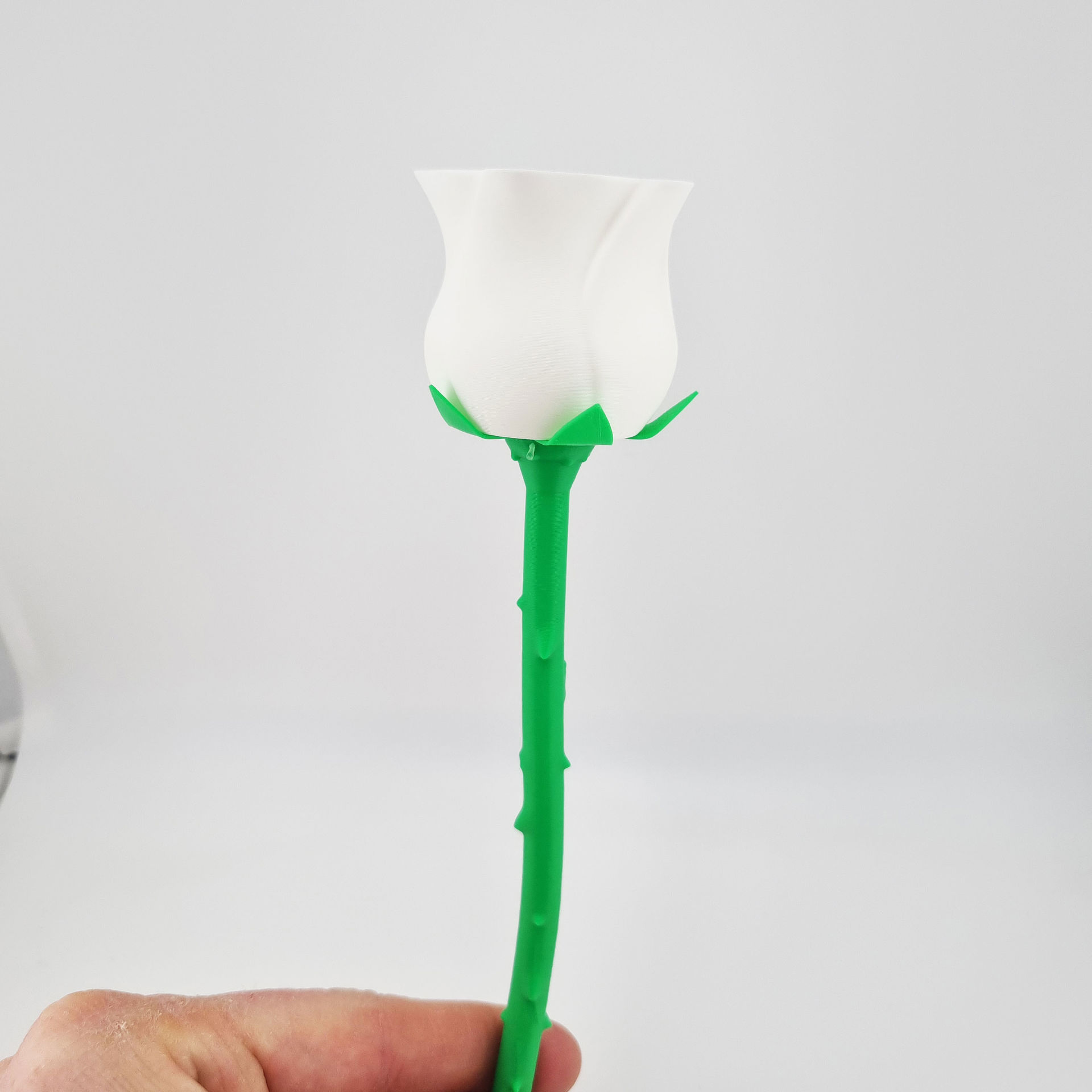 3D printet evighedsrose i hvid med grøn stilk