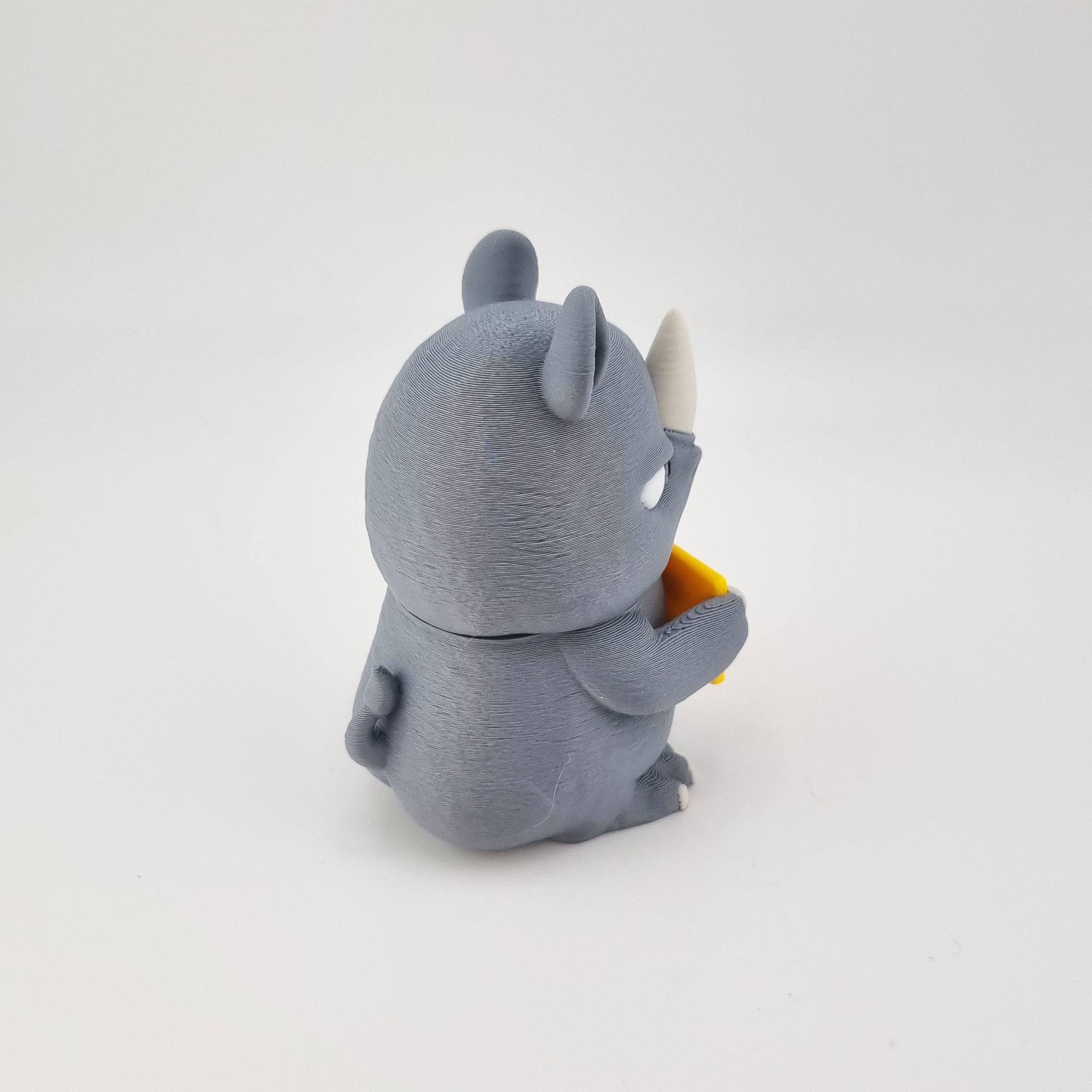 Næsehorn med skilt i 3D-printet design