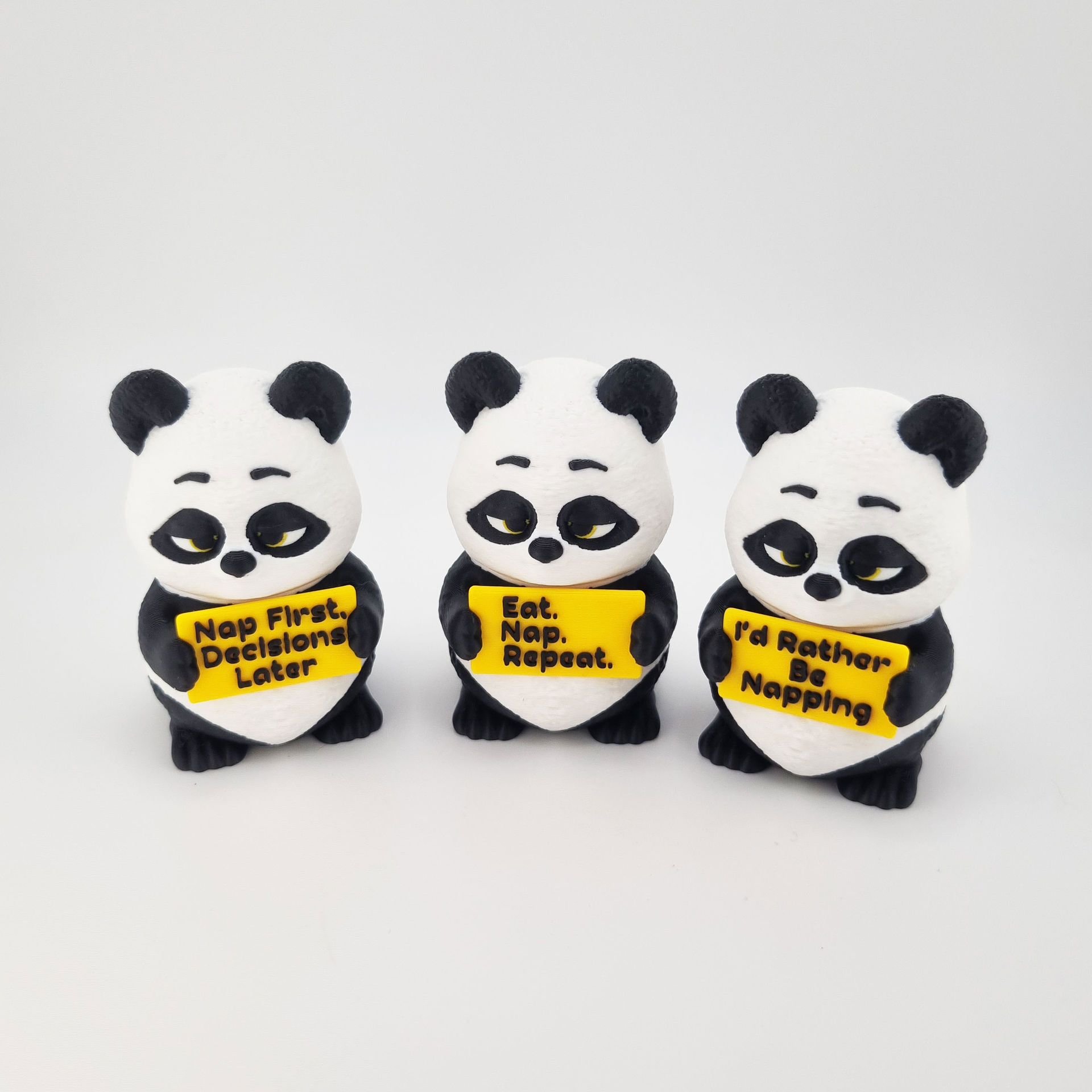 Panda med skilt som sjov dekoration