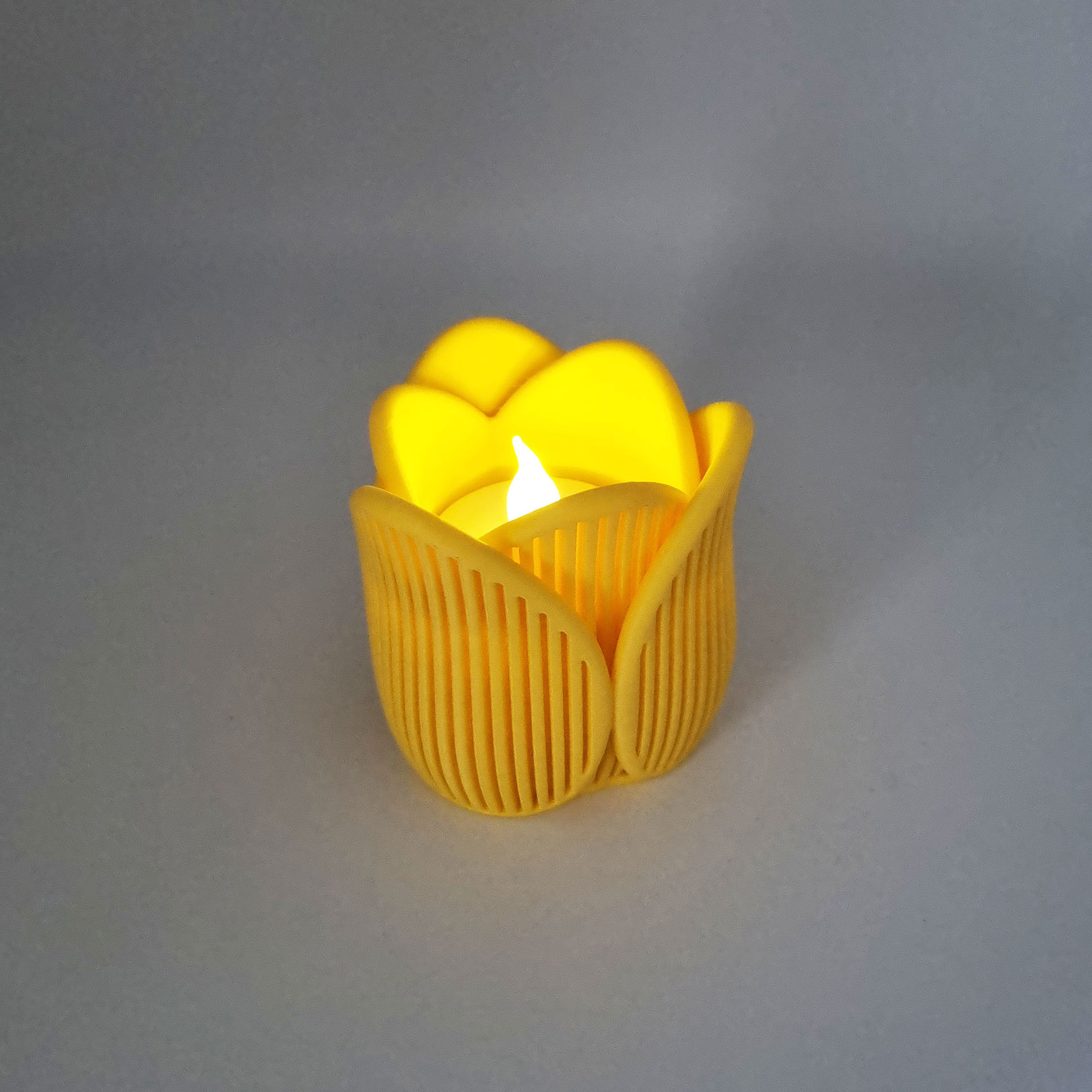 3D printet tulipan fyrfadsstage med elegant ribbet design