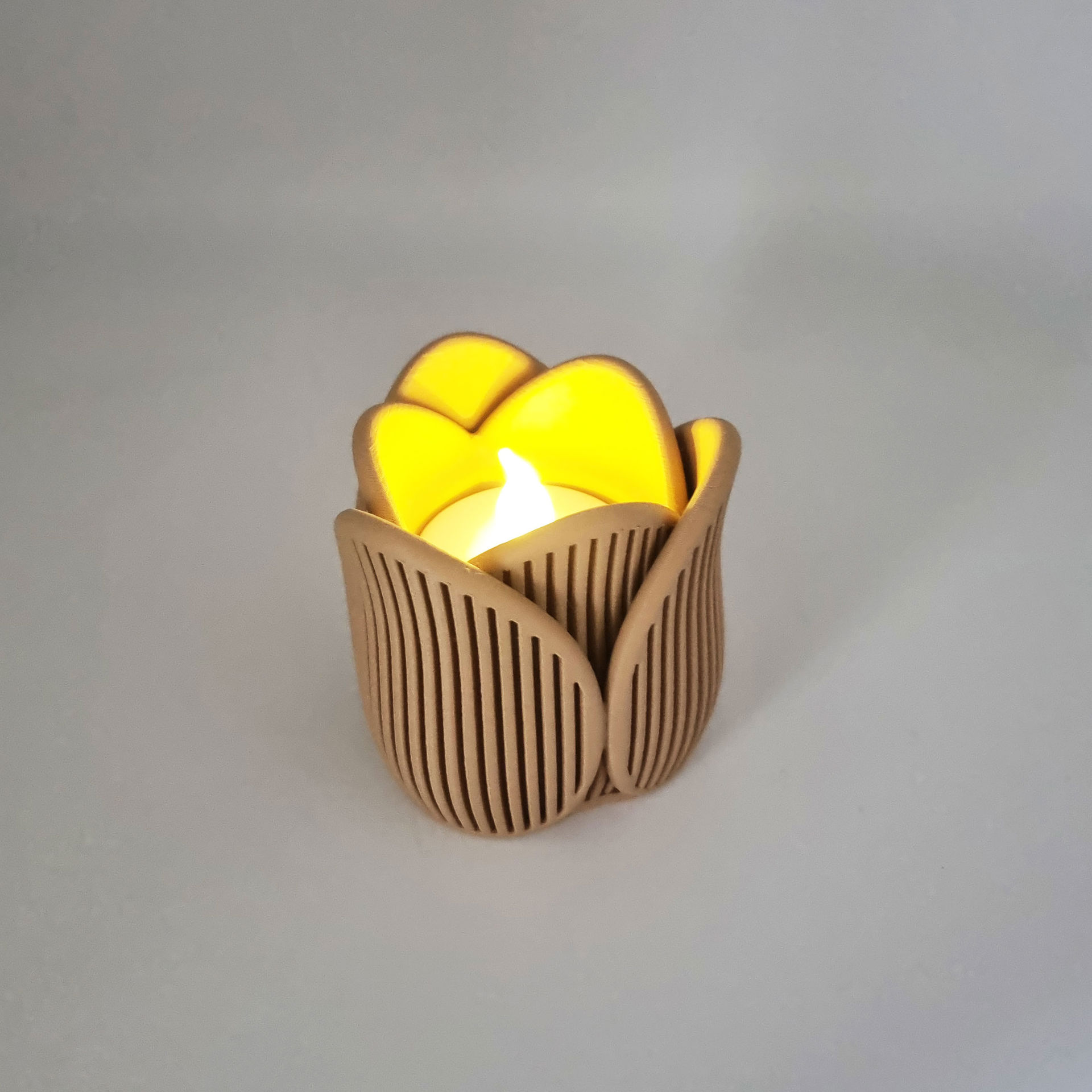 3D printet tulipan fyrfadsstage med elegant ribbet design