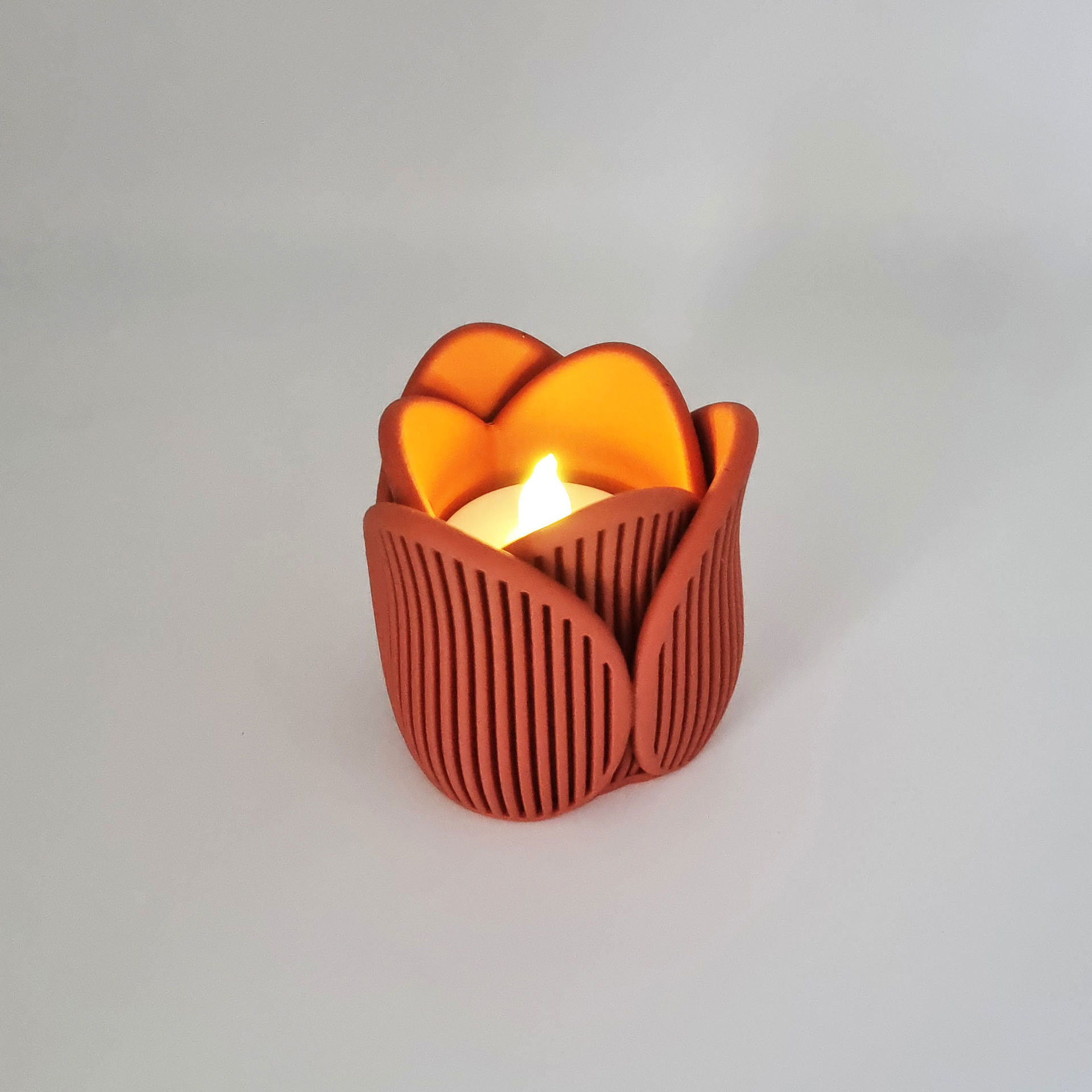3D printet tulipan fyrfadsstage med elegant ribbet design