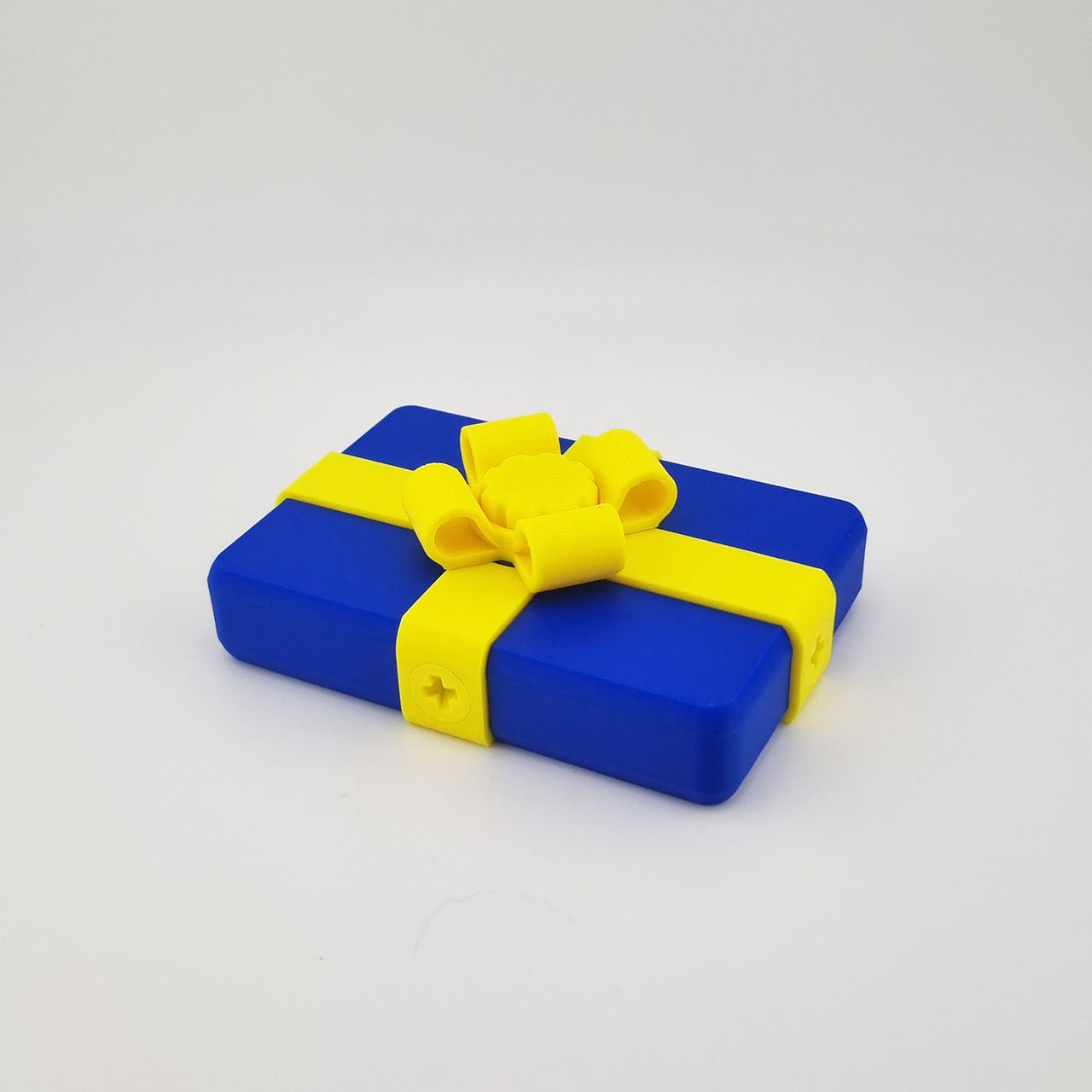 Blå drillegaveæske version 2 med gult bånd og stor sløjfe.
