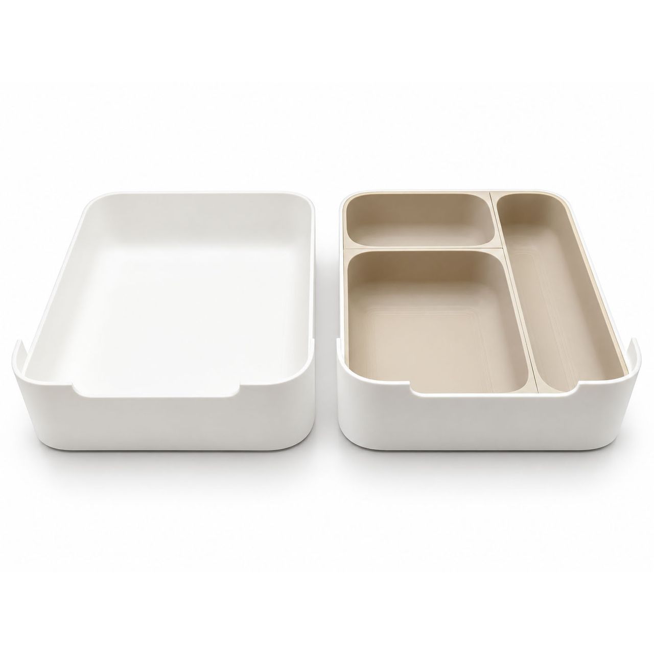 To hvide stabelbare skuffer, én med tre beige ruminddelere.