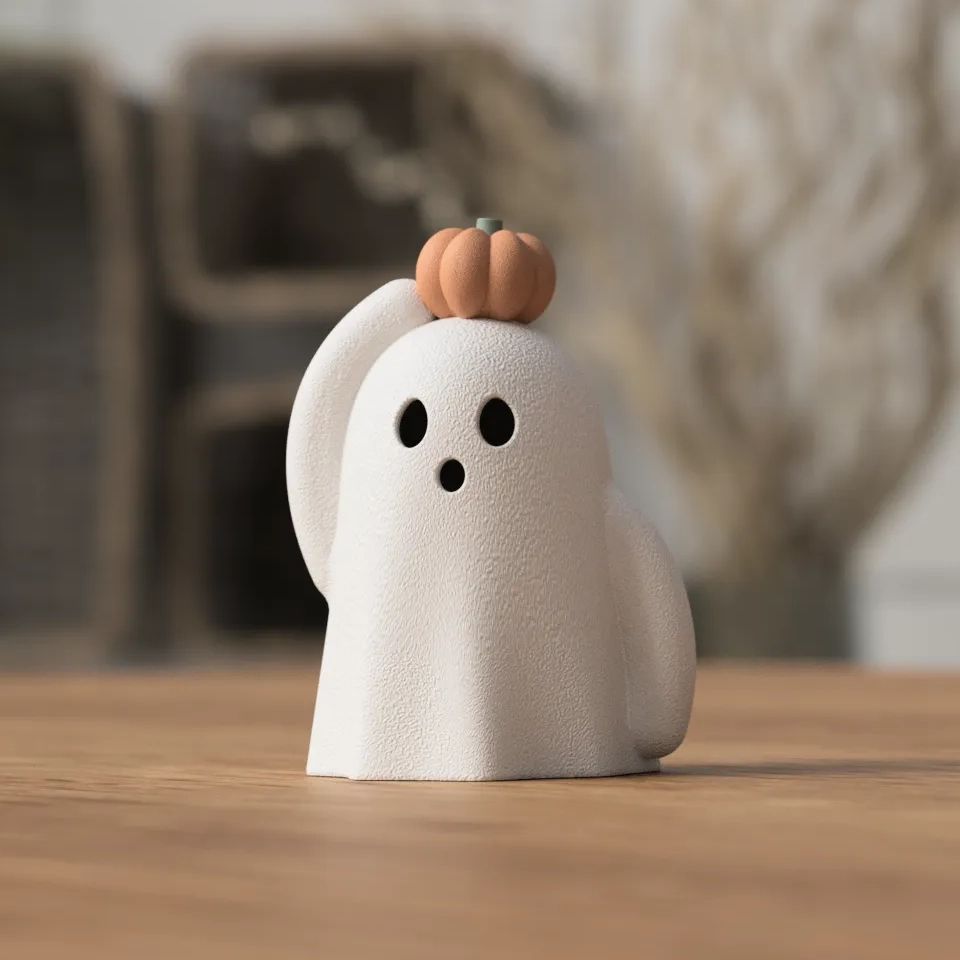 Hvid spøgelsesfigur med sorte ansigtshuller og orange græskar på hovedet.