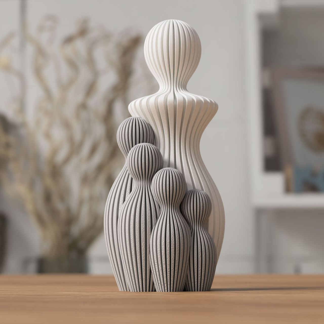 3D-printet familiefigurer i beige og grå med lodrette riller.
