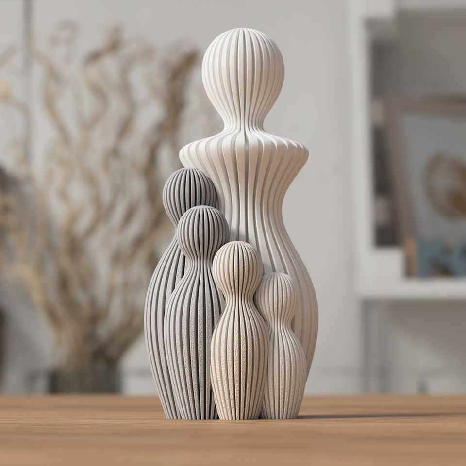 3D-printet familiefigurer i beige og grå med lodrette riller.