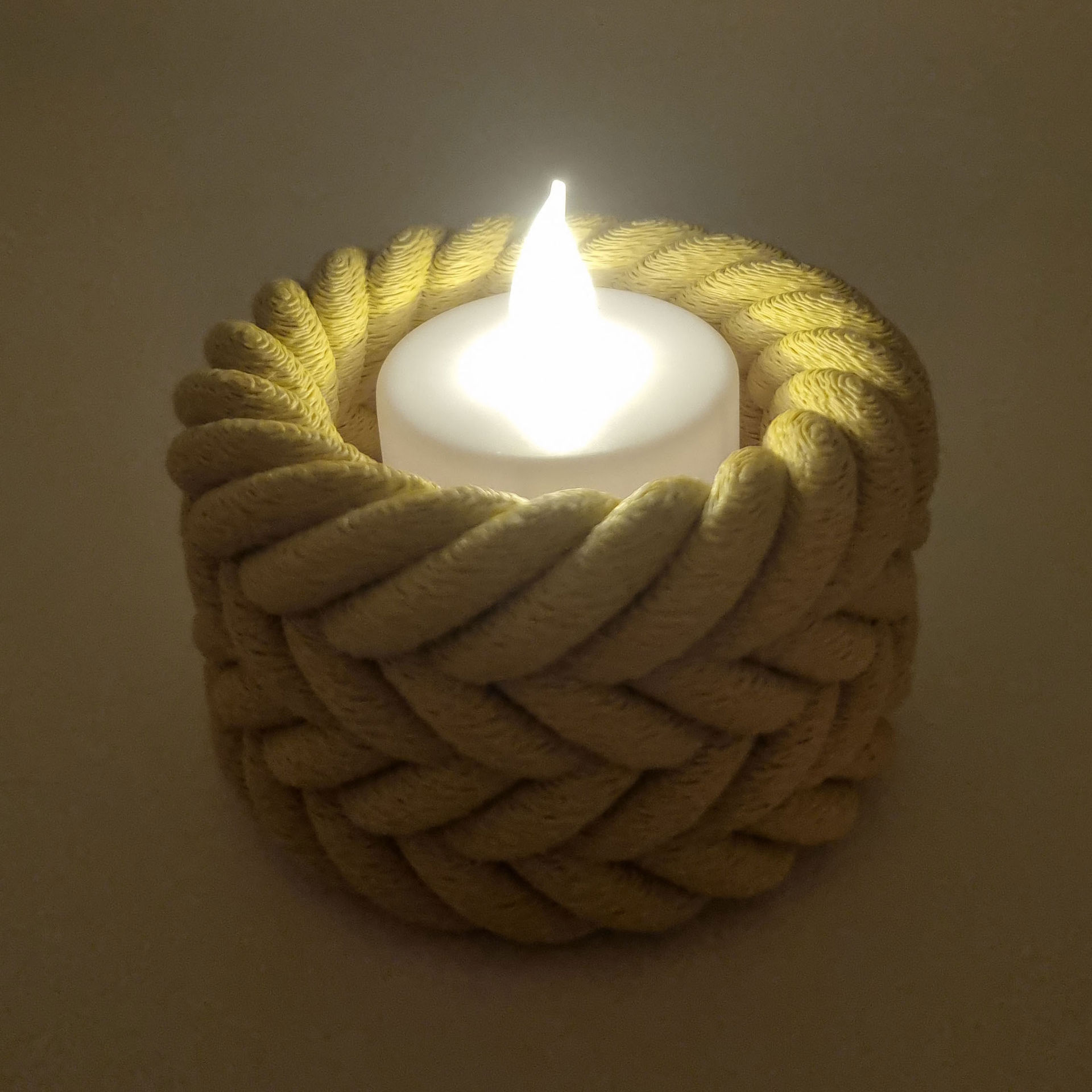 Hvidt LED-lys i beige, 3D-printet holder med flettet rebstruktur.