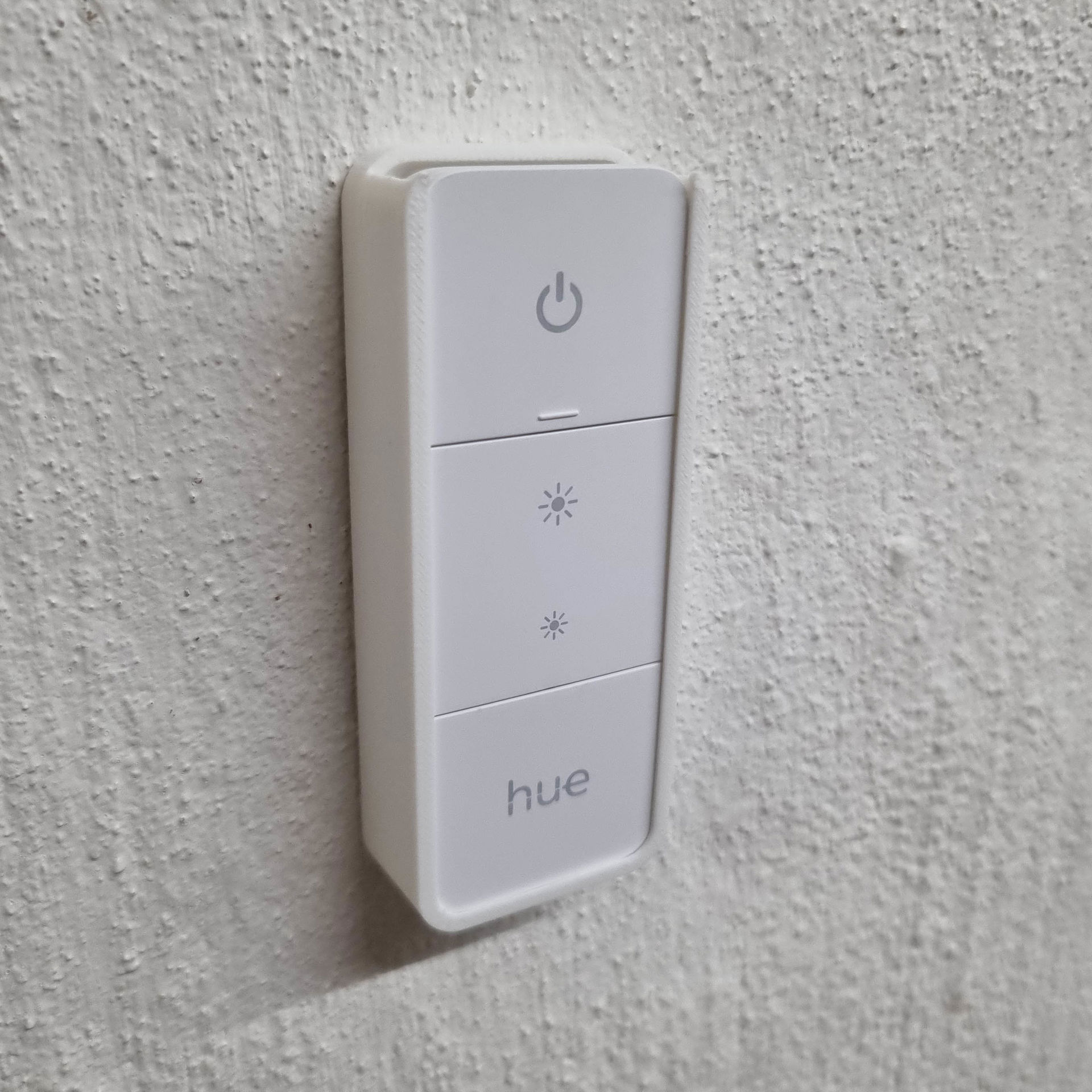 Hvid Hue Dimmer Switch V2 i vægmonteret 3D-printet holder.