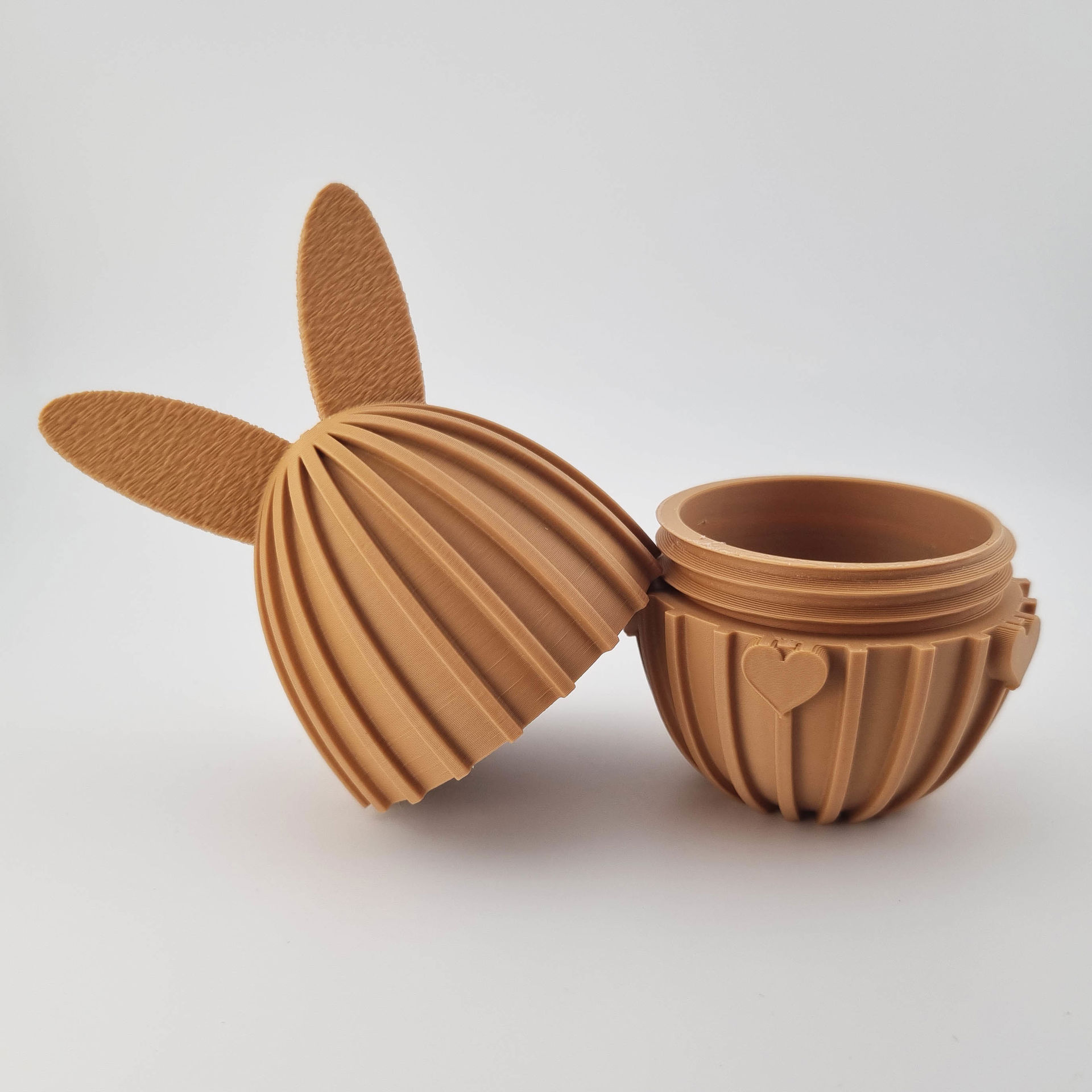 Åbent 3D printet påskeæg med kaninører og hjerte-detaljer, klar til chokolade eller gave