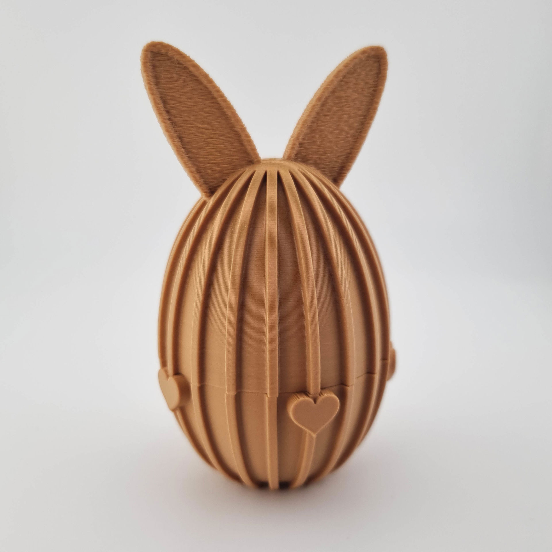 3D printet påskeæg med kaninører og små hjerte-detaljer i rillet design